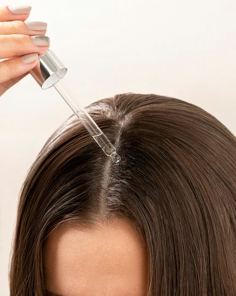 Pourquoi vos cheveux s'affinent : les 5 causes scientifiques de la chute capillaire